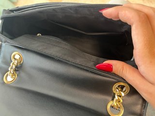 Bolso de fiesta negro con cadena dorada