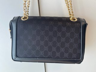 Bolso de fiesta negro con cadena dorada