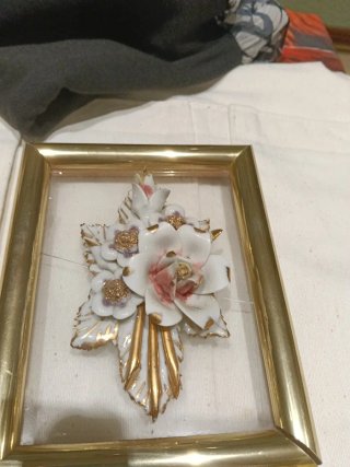Cuadro de porcelana con flores azules