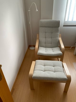 Sillón, reposapiés y lámpara lectura
