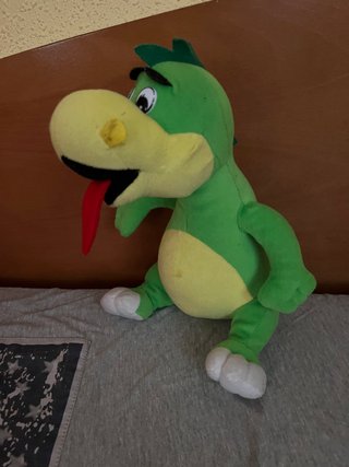Peluche dragón verde con lengua fuera
