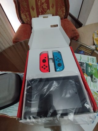 Consola Nintendo Switch Caja y Accesorios
