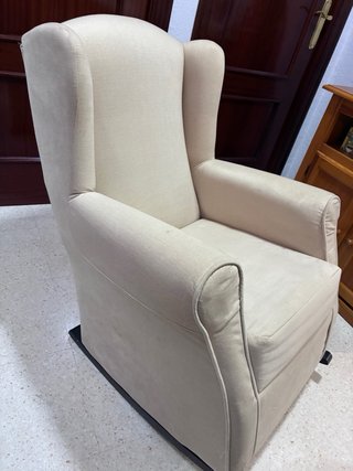 Sillón mecedora beige tela