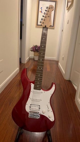 Guitarra Eléctrica Yamaha +Amplificador y soporte