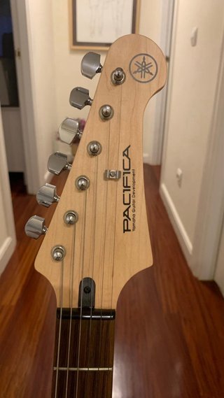 Guitarra Eléctrica Yamaha +Amplificador y soporte