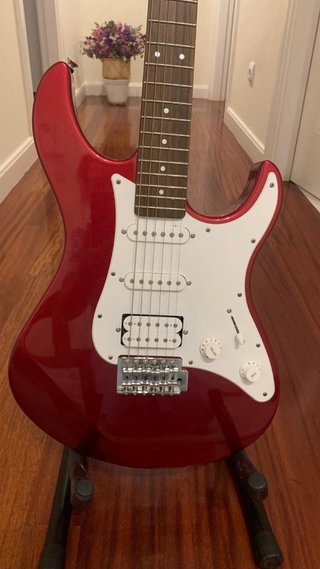 Guitarra Eléctrica Yamaha +Amplificador y soporte