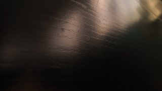 Cómoda negra clásica con acabado envejecido