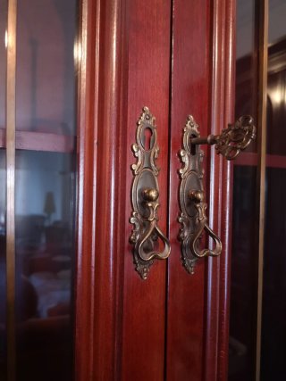 Mueble bar vitrina clásico con cajones