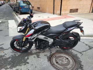 Bajaj Pulsar 400 Negra