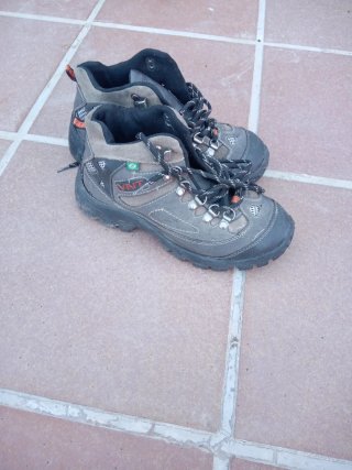 Botas de montaña grises y negras