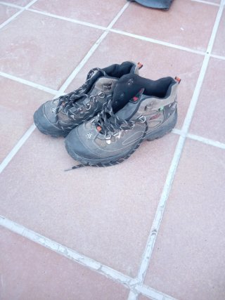 Botas de montaña grises y negras