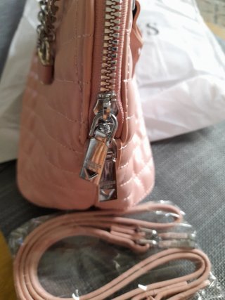Bolso Guess rosa acolchado con charms