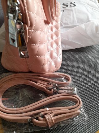 Bolso Guess rosa acolchado con charms
