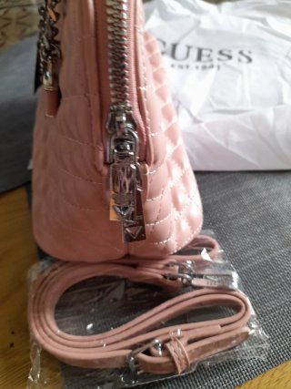 Bolso Guess rosa acolchado con charms