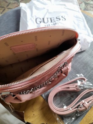 Bolso Guess rosa acolchado con charms