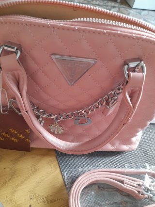 Bolso Guess rosa acolchado con charms