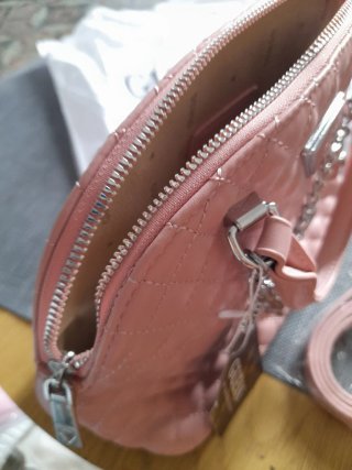 Bolso Guess rosa acolchado con charms