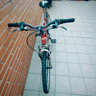 Bicicleta de montaña roja