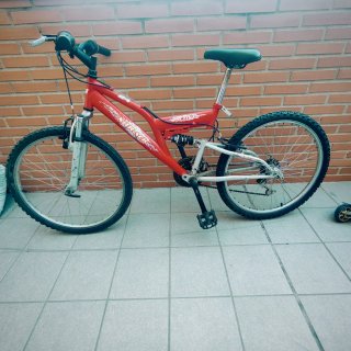 Bicicleta de montaña roja