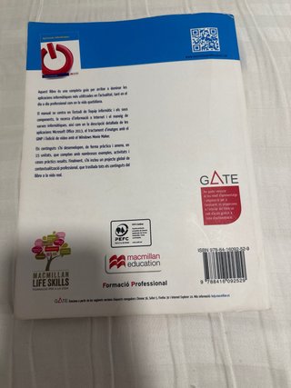 Libros de texto oficiales en catalán.