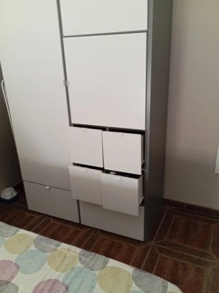 Armario blanco y gris