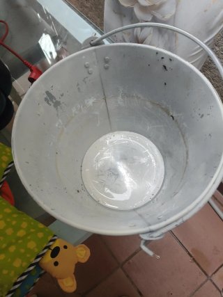 Cubo de hierro blanco