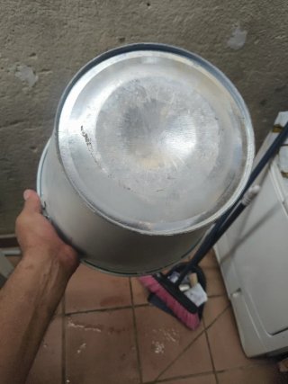 Cubo de hierro blanco