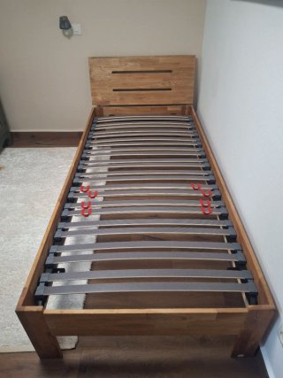 Cama de madera con somier