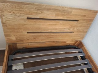 Cama de madera con somier