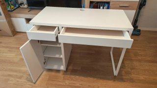 Escritorio blanco con cajón