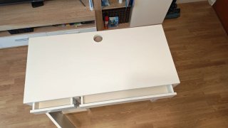 Escritorio blanco con cajón