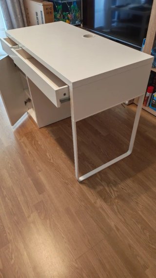 Escritorio blanco con cajón