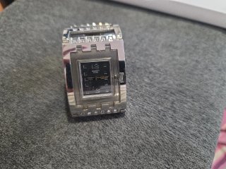 Reloj Swatch Mujer Plata y Negro