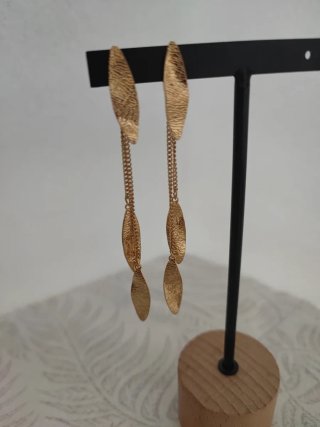 Pendientes largos dorados