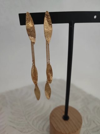 Pendientes largos dorados