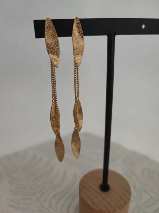 Pendientes largos dorados
