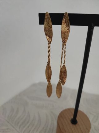 Pendientes largos dorados