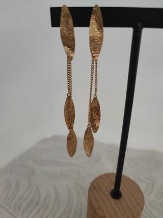 Pendientes largos dorados
