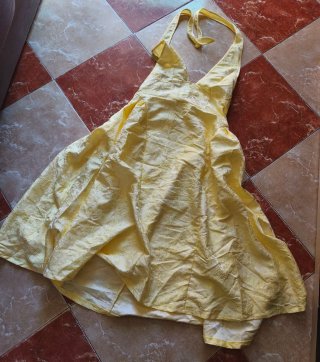 Vestido amarillo halter con estampado floral