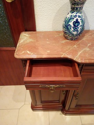Recibidor de madera con mármol