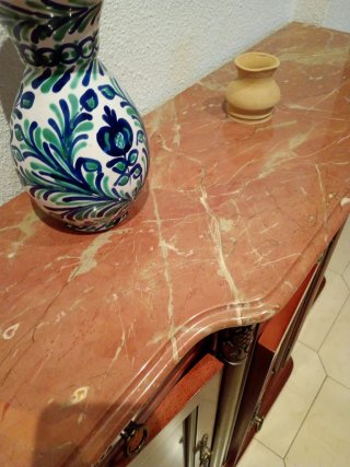 Recibidor de madera con mármol