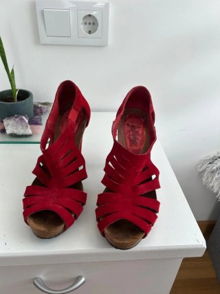 Sandalias rojas de tacón