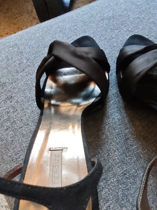 Sandalias UTERQUE tacón negro