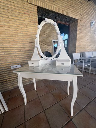 Tocador blanco con espejo y luces