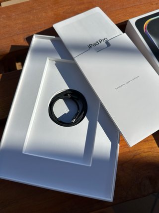 iPad Pro 11” Inch M4 256 GB Wi-Fi + Extras