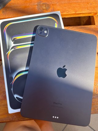 iPad Pro 11” Inch M4 256 GB Wi-Fi + Extras