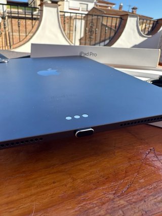 iPad Pro 11” Inch M4 256 GB Wi-Fi + Extras