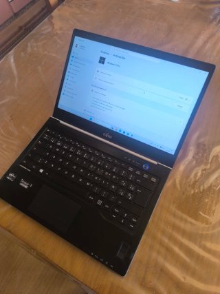 Portátil i7, 8 Gb Ram, SSD 256 Gigas. Peso 1.4 kgr