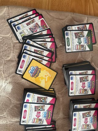 Cartas Pokémon TCG Live (+750) + dos latas