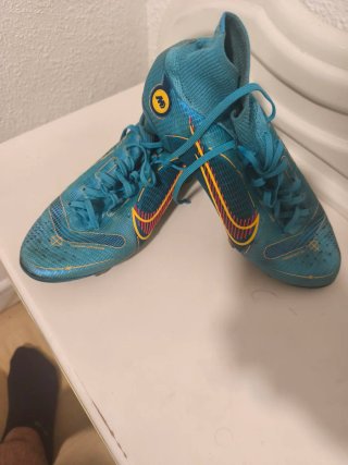 Bambas de fútbol Nike color turquesa